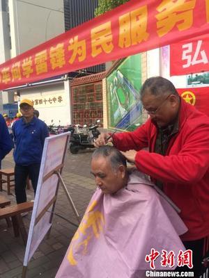 雷鋒精神薪火傳，祖孫三代齊奉獻——廣西柳州一工廠持續開展健康咨詢服務逾半世紀